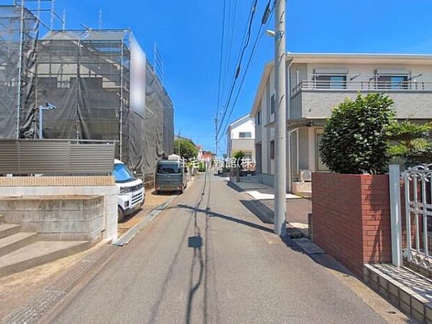 前面道路を含めた現地写真です。