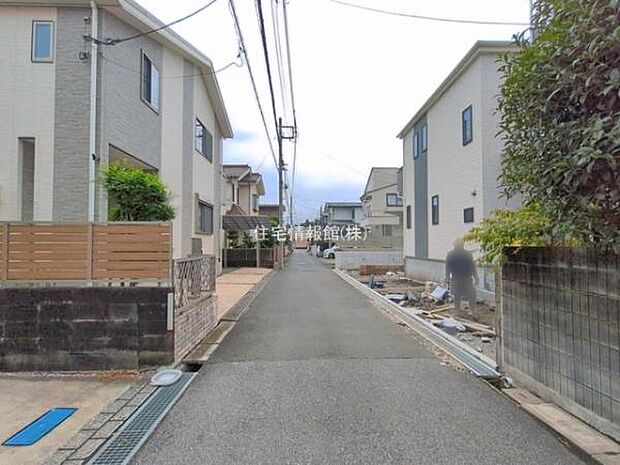 前面道路を含めた現地写真です。