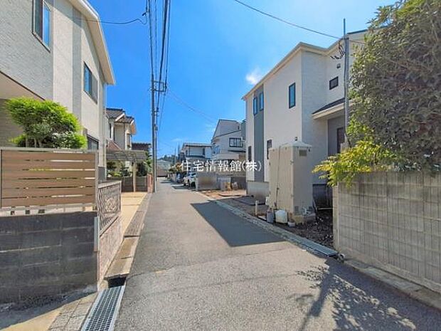 前面道路を含めた現地写真です。
