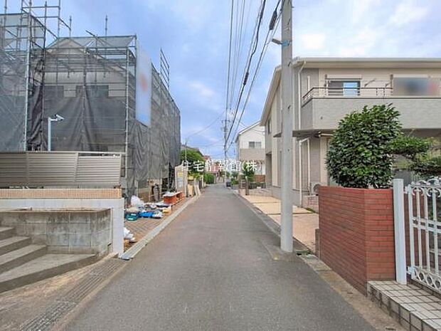 前面道路を含めた現地写真です。