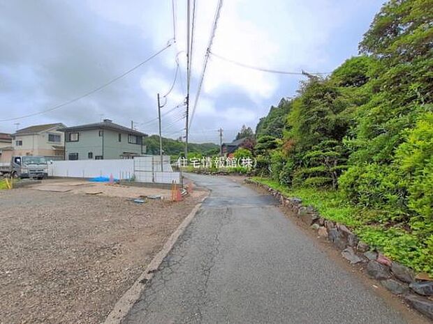 前面道路を含めた現地写真です。