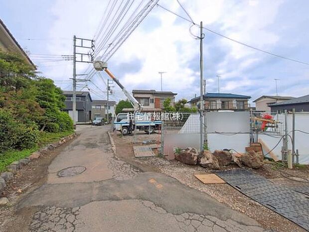 前面道路を含めた現地写真です。