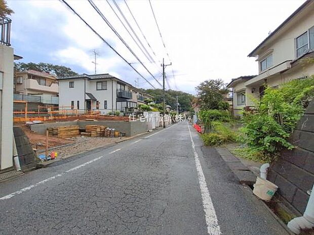 前面道路を含めた現地写真です。