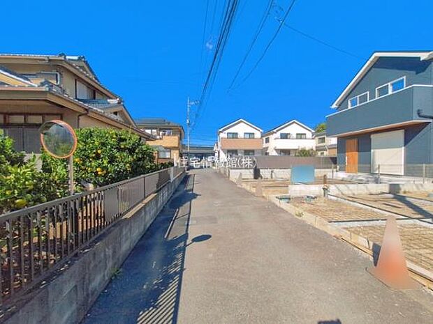 前面道路を含めた現地写真です。