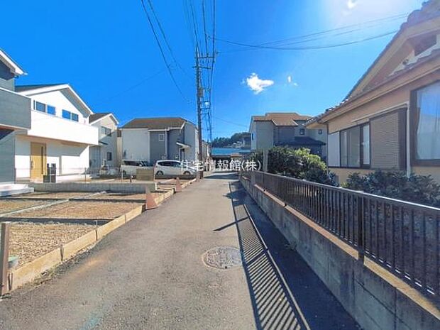 前面道路を含めた現地写真です。