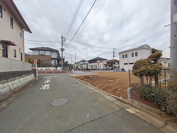 前面道路を含めた現地写真です。