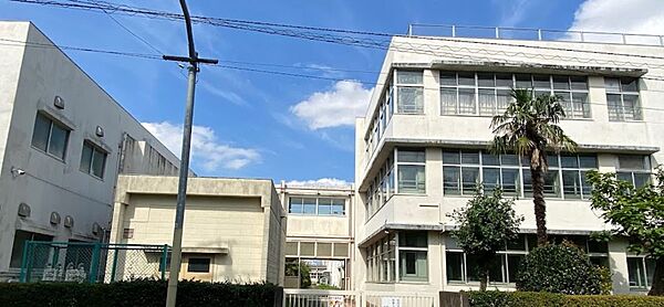 昭島市立東小学校まで約400m（徒歩5分）