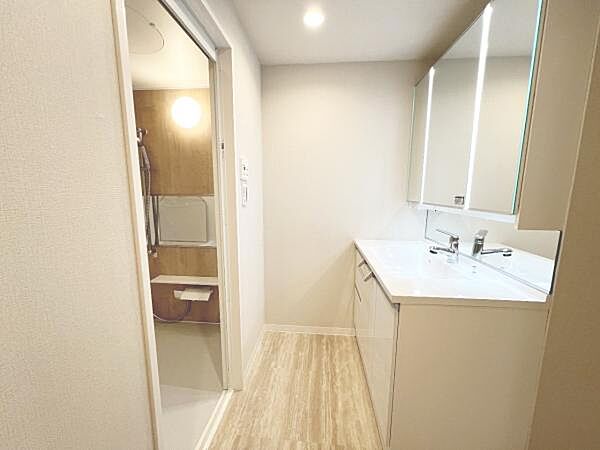 脱衣所は小さなお子様がいるご家庭にも重宝されます。