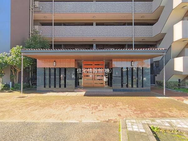 ゆったりとした印象のエントランスです。