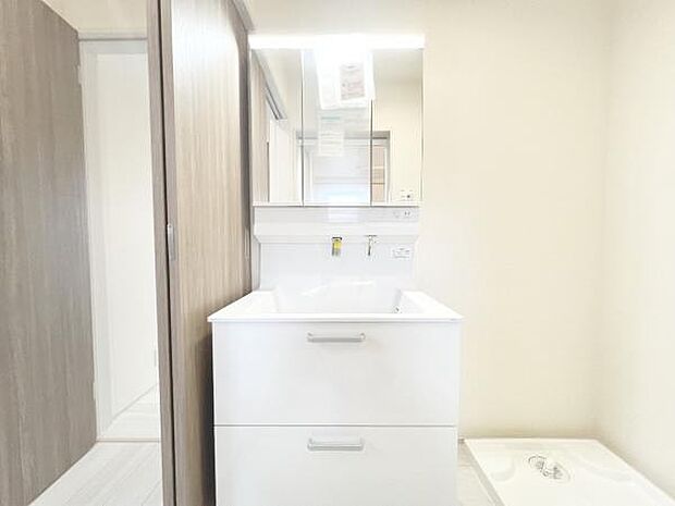 洗面化粧台です。朝の身支度から1日が始まります。