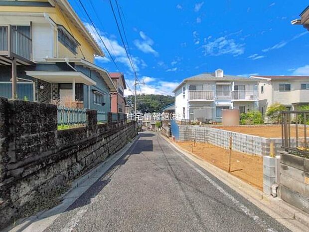 前面道路を含めた現地写真です。