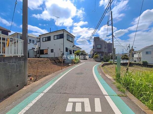 前面道路を含めた現地写真です。