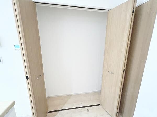 いつでもお部屋をスッキリお使い頂ける収納スペースを設置。