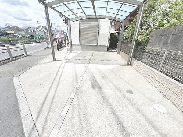 駐車場ももちろん完備しておりますのでお車所有の方にも心強いです。