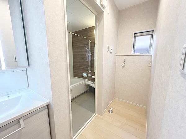 脱衣所は小さなお子様がいるご家庭にも重宝されます。