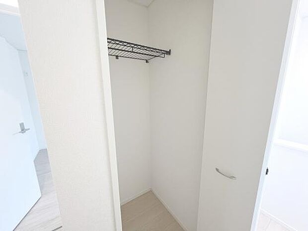 いつでもお部屋をスッキリお使い頂ける収納スペースを設置。