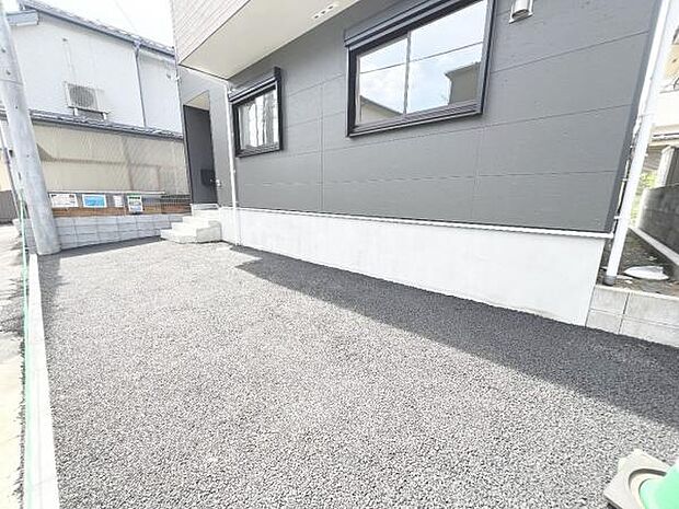 駐車場ももちろん完備しておりますのでお車所有の方にも心強いです。