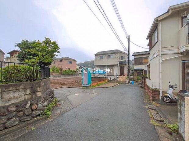 前面道路を含めた現地写真です。