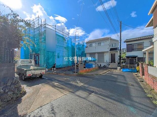 前面道路を含めた現地写真です。