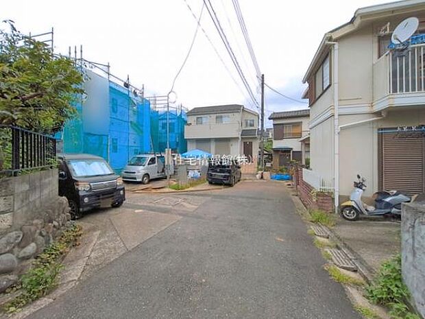 前面道路を含めた現地写真です。