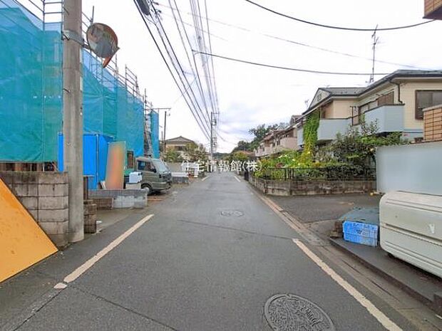 前面道路を含めた現地写真です。