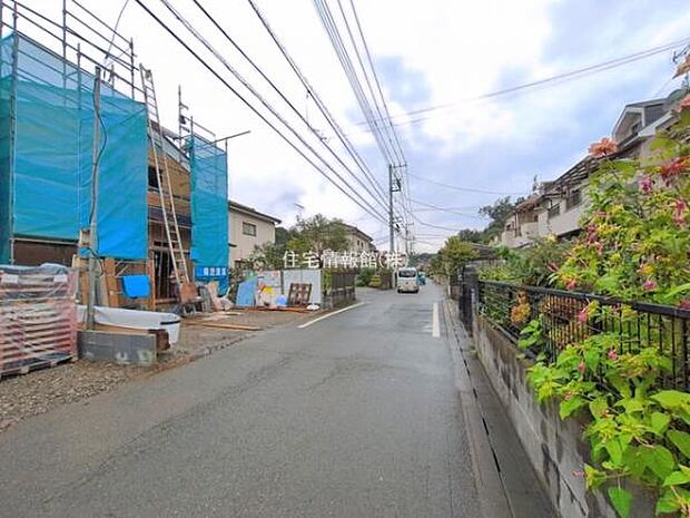 前面道路を含めた現地写真です。