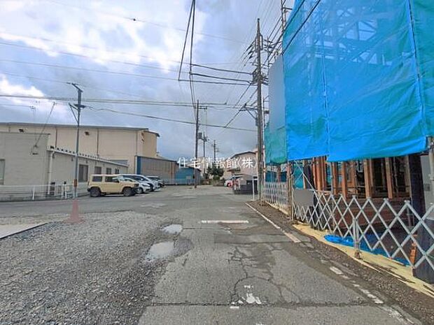 前面道路を含めた現地写真です。