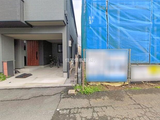 前面道路を含めた現地写真です。
