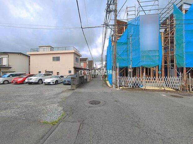 前面道路を含めた現地写真です。