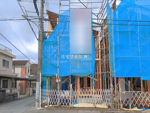 前面道路を含めた現地写真です。