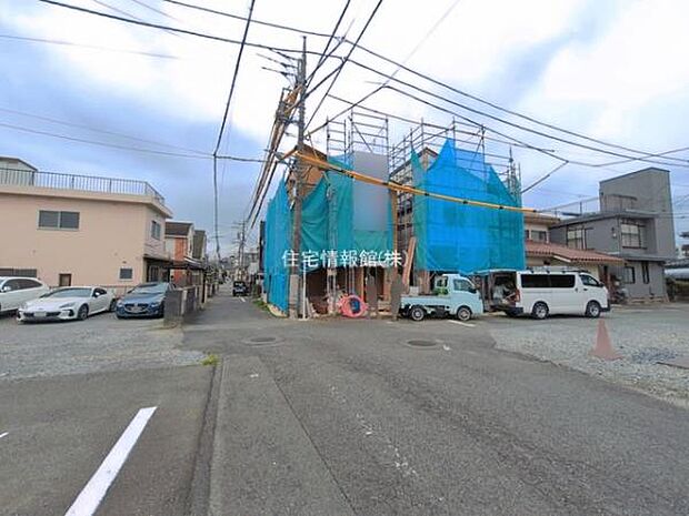 前面道路を含めた現地写真です。