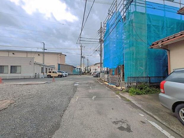 前面道路を含めた現地写真です。