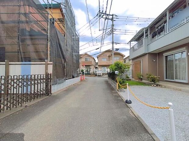 前面道路を含めた現地写真です。