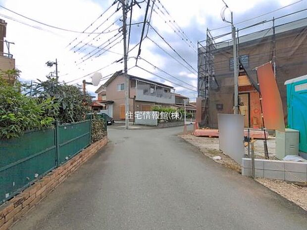 前面道路を含めた現地写真です。