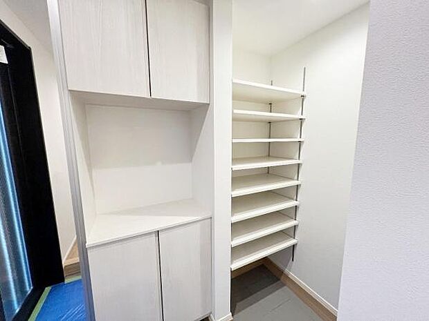 散らかりがちな玄関もスッキリの玄関収納付。