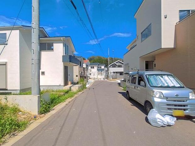 前面道路を含めた現地写真です。