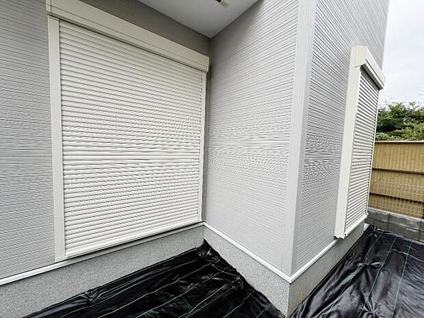 雨戸シャッター付きで、防災・防犯に心強いですね。