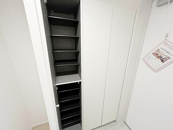 散らかりがちな玄関もスッキリの玄関収納付。