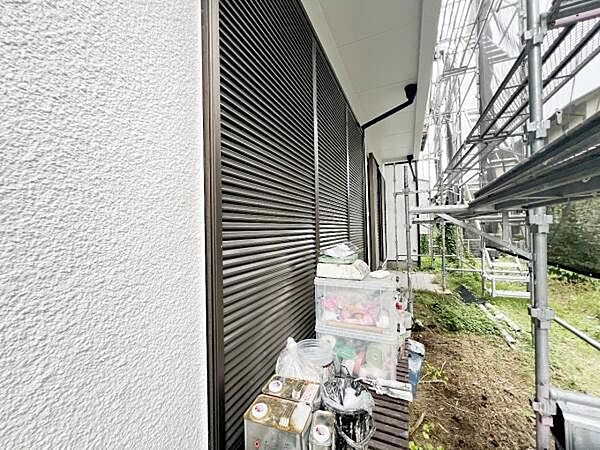 雨戸シャッター付きで、防災・防犯に心強いですね。