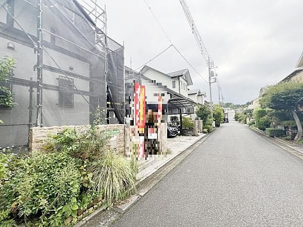前面道路を含めた現地写真です。