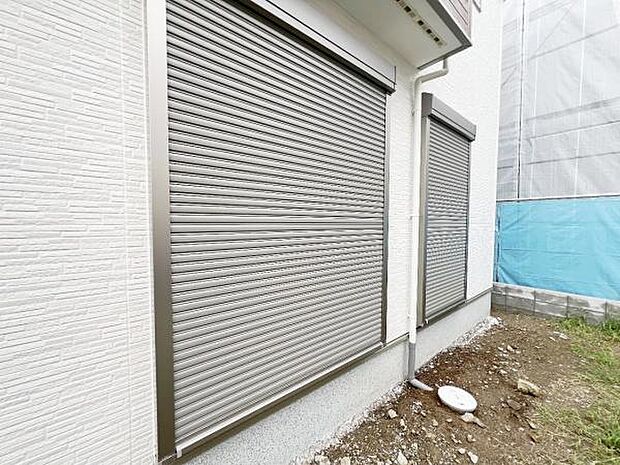 雨戸シャッター付きで、防災・防犯に心強いですね。