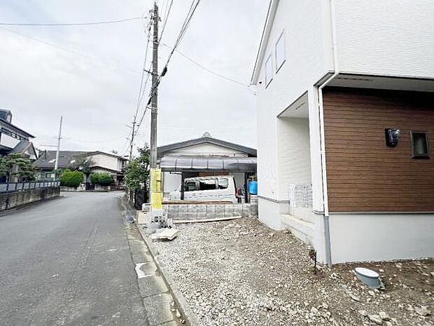 前面道路を含めた現地写真です。