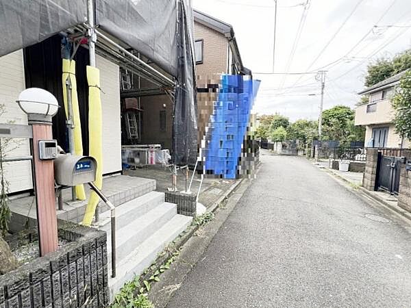 前面道路を含めた現地写真です。