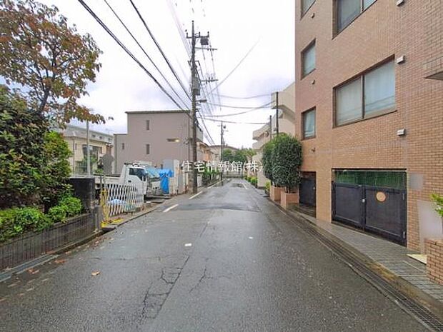 前面道路を含めた現地写真です。