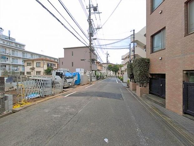 前面道路を含めた現地写真です。