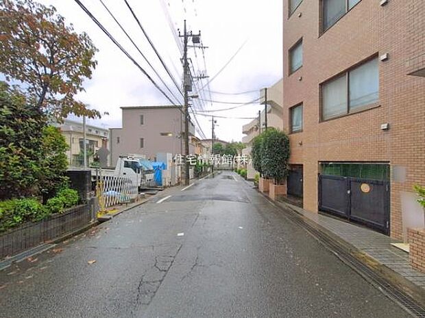 前面道路を含めた現地写真です。