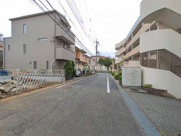 前面道路を含めた現地写真です。