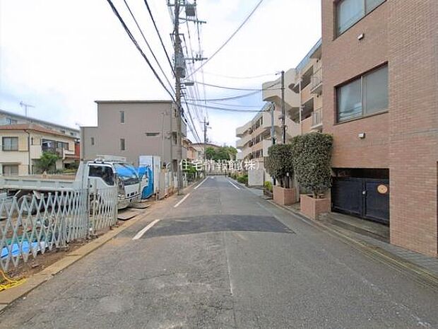 前面道路を含めた現地写真です。