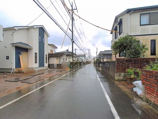 前面道路を含めた現地写真です。