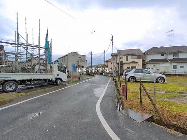 前面道路を含めた現地写真です。
